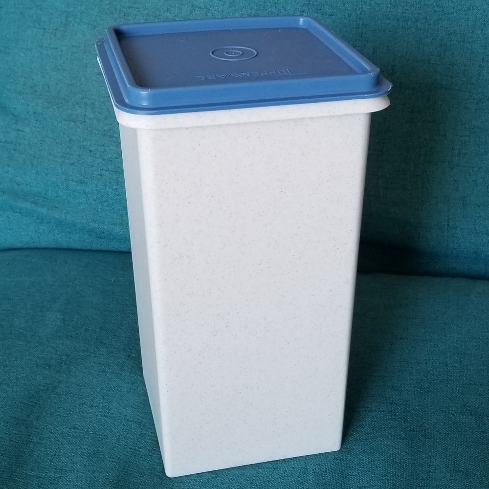 Tupperware Cracker Container 10"